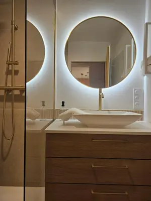 a bathroom with a sink and a mirror at LE JACQUARD Appartement Type 2 proche des Halles in Narbonne