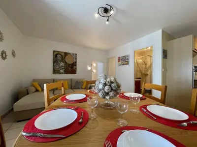 a dining room table with red and white plates and wine glasses at Le Verdun N°38 - 70m2 - Carcassonne hyper-centre in Carcassonne