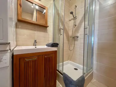 a bathroom with a shower and a sink and a shower at Le Verdun N°38 - 70m2 - Carcassonne hyper-centre in Carcassonne