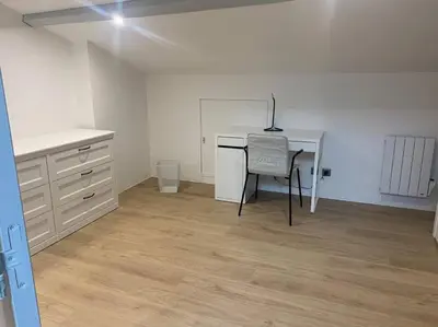 an empty room with a desk and a chair at Magnifique appartement T2 en Centre VILLAGE in Saverdun