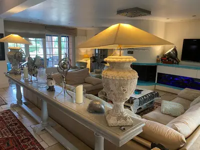 a living room with a table with a lamp on it at L’Hacienda Francesa in Palaja