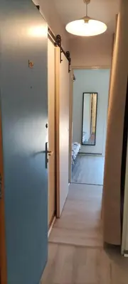 a hallway with a door leading to a bedroom at Appartement 4 personnes in Port-la-Nouvelle