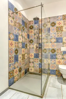 a bathroom with a shower and a toilet at Le Marty - wifi - central - climatison - parking gratuit in Carcassonne