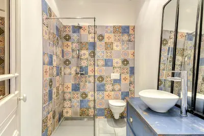 a bathroom with a sink and a toilet at Le Marty - wifi - central - climatison - parking gratuit in Carcassonne