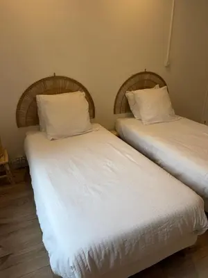 two beds sitting next to each other in a room at La Maison du Roi Arthur in Carcassonne