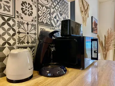 a kitchen counter with a coffee maker and a blender at Le Petit Balcon de Verdun - Carcassonne centre in Carcassonne