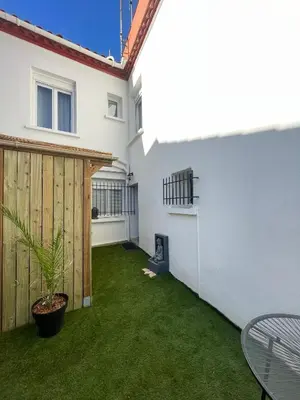 a small backyard with a fence and a green lawn at T4 Lumineux proche Centre Ville Narbonne & Des Grands Buffets 2 étoiles in Narbonne