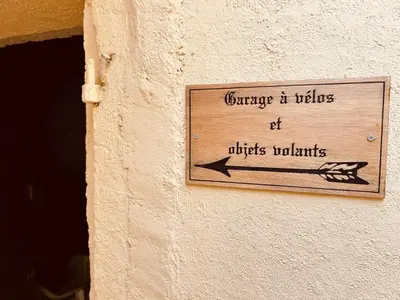 a sign on the side of a building at La Babayaga in Capestang