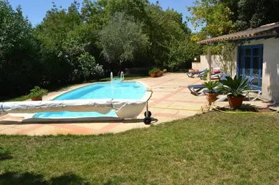 a swimming pool in a yard next to a house at Chez Claudie et Jacques in Ventenac-Cabardès