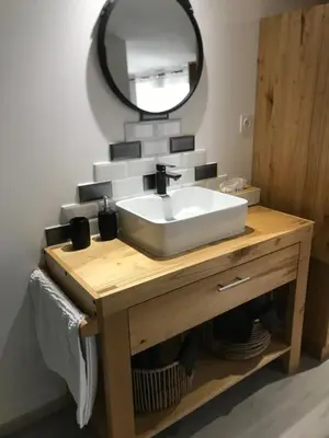 a bathroom with a sink and a mirror at Petite maison in Carcassonne