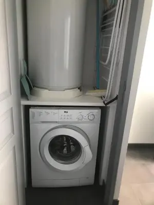 a washing machine with a pot on top of it at Petite maison in Carcassonne