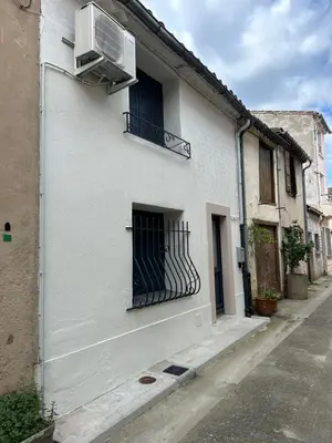 a white building with a window and a air conditioner at Petite maison in Carcassonne