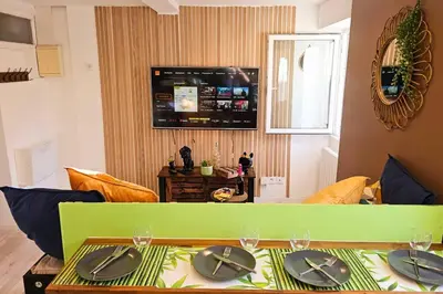 a green bar in a living room with chairs at Cap-vert Evasion *Centre-ville*Cap Occitanie*005 in Limoux