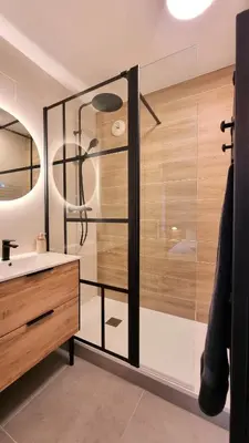 a bathroom with a shower and a sink at T2 quartier Mermoz, 2 places de parking privées in Pamiers