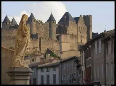 a statue of a woman in front of a castle at Emplacement N°1+Terrasse Vue+Cité+Trivalle+clim in Carcassonne