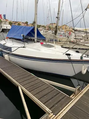 a sailboat is docked at a dock at Symbiose sur l’eau Gruissan in Gruissan