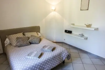 a bedroom with a bed with two plates on it at villa queen-south IT in Ventenac-Cabardès