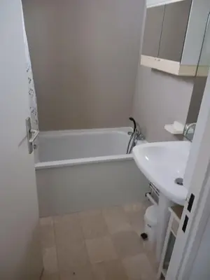 a bathroom with a white tub and a sink at Appartement avec magnifique vue sur mer in Gruissan