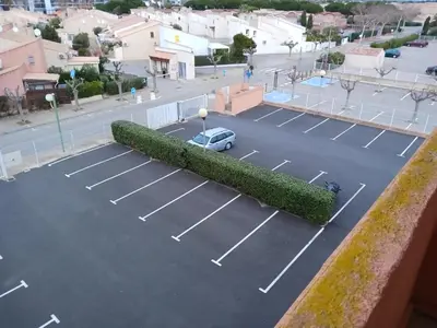 an aerial view of a tennis court with a car at Appartement avec magnifique vue sur mer in Gruissan
