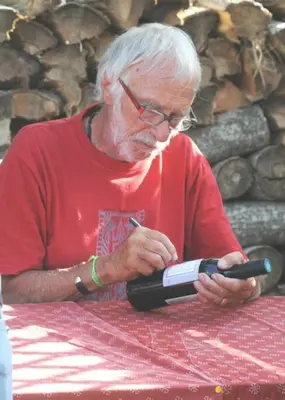 an older man is writing on a cell phone at VILLA DU PIN in Gruissan