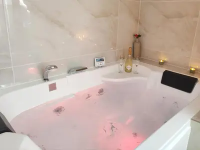 a bathroom with a sink and a bath tub at Appartement Bulle d'antan en cœur de ville - Monument classé historique - Grand Jaccuzi in Castres