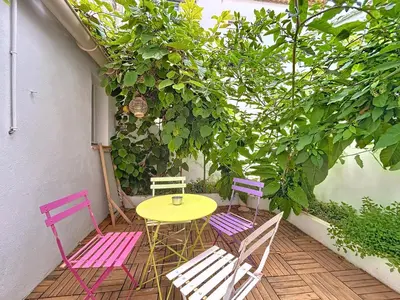 a table and four chairs on a patio with a table and chairs at Le Cocon - Wifi - Cour privative - Proche Halles in Narbonne