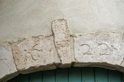 a stone sign on the side of a building at Le Moulin du plô du Roy in Villeneuve-Minervois