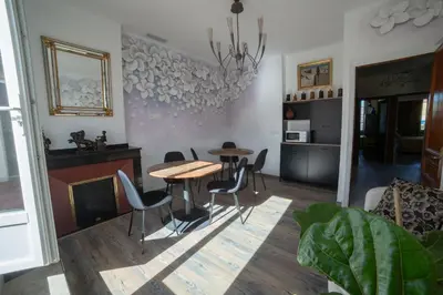 a dining room with a table and chairs at Face Cité - Chambres D'Hôtes - Parking & Garage Gratuit - Wi-Fi Gratuit in Carcassonne