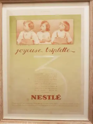 a picture of two babies in a picture frame at Le gîte Joyeuse triplette Limoux Carcassonne in Limoux