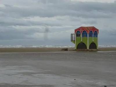 a lifeguard tower on a beach with the ocean at Maison près des plages in Port-la-Nouvelle