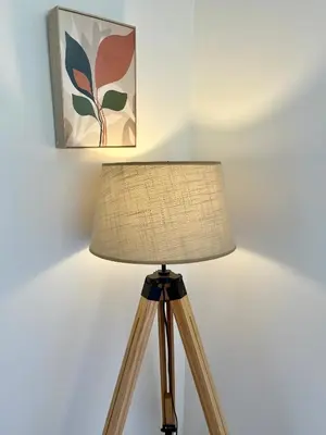 a lamp in a room with a painting on the wall at Villa les cigales - Paisible avec piscine in Mas-Saintes-Puelles