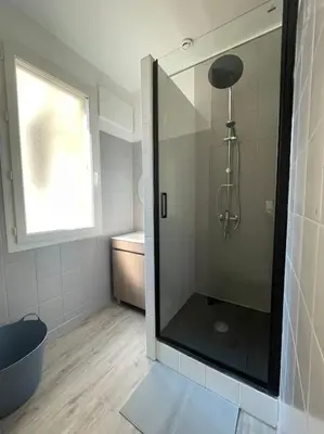 a bathroom with a shower with a glass door at Appartement central à Castelnaudary in Castelnaudary