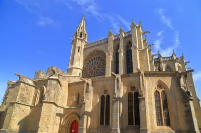 a large church with a blue sky in the background at Le studio de Simon au pied de la cité in Carcassonne
