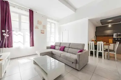 a living room with a couch and a table at Centre Ville -Cosy 2 pièces-Clim-AF in Carcassonne