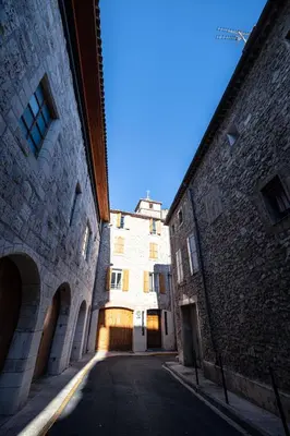 an alley way with a building in the middle at Studio familial a Mezzanine presbytère dans l'Église in Narbonne