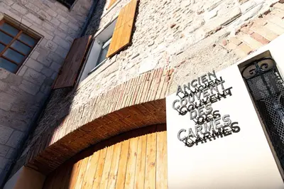 a sign on the side of a brick building at Studio familial a Mezzanine presbytère dans l'Église in Narbonne