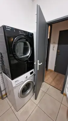 a washer and a washing machine in a room at Appartement T2 avec balcon proche centre-ville NARBONNE in Narbonne