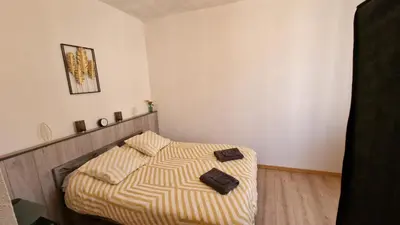 a small bedroom with a bed in a room at Appartement T2 avec balcon proche centre-ville NARBONNE in Narbonne