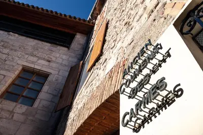 a sign on the side of a building at Suite a Mezzanine dans l'Église du Couvent in Narbonne