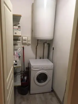 a washer and dryer in a small room at Gîte aux Aspres Logement de 65m² (4pers) in Fontcouverte