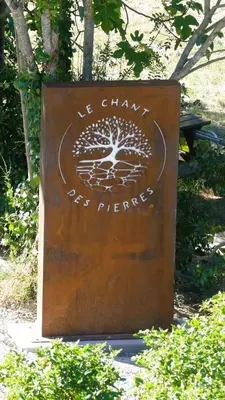 a sign that says he chain not pierre at Le Chant des Pierres in Saint-Pierre-des-Champs