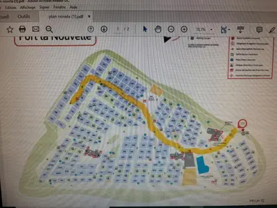 a pier on a beach with a blue building at MOBILE HOME Clim-Piscine -Terrasse -Parking -6 personnes in Port-la-Nouvelle