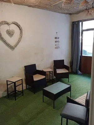 a waiting room with chairs and a heart on the wall at Le Temps Suspendu - Maison atypique avec terrasse in Fitou