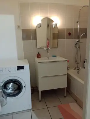 a bathroom with a washing machine and a washer at Le Temps Suspendu - Maison atypique avec terrasse in Fitou