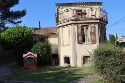 a building with a balcony and a dog house at Maison de charme avec vue sur la cité médiévale. in Carcassonne