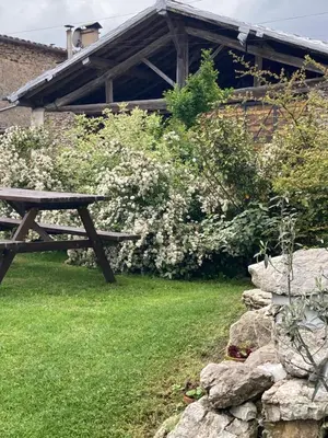a picnic table in a yard next to a building at Gîte col de la lauze avec vue sur le château de Montségur in Montferrier
