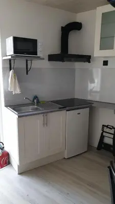a kitchen with a sink and a microwave at BACKSTAGE STUDIO in Maury