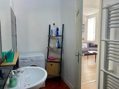 a bathroom with a toilet and a sink at Charmant T2 de 48m2 à 300m du centre ville in Lézignan-Corbières