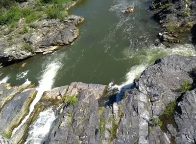 an aerial view of a river between two rocks at Maison spacieuse, chaleureuse, Wifi et parking privé in Cases-de-Pène