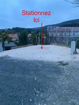a red arrow pointing to the left of a yard at Appartement neuf tout confort, climatisé, parking privé et wifi in Cases-de-Pène